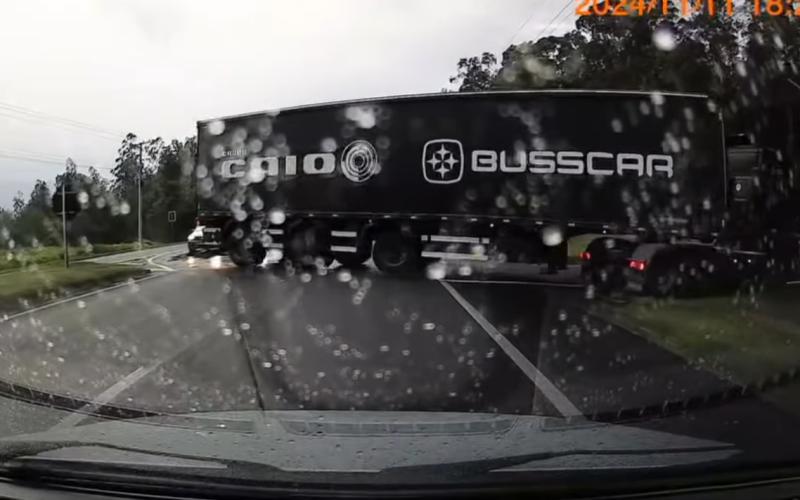 Carreta do Grupo Caio quase causa acidente fatal