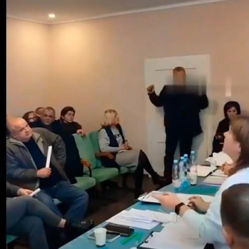 Vídeo: Deputado Atira Granadas em Reunião Fechada