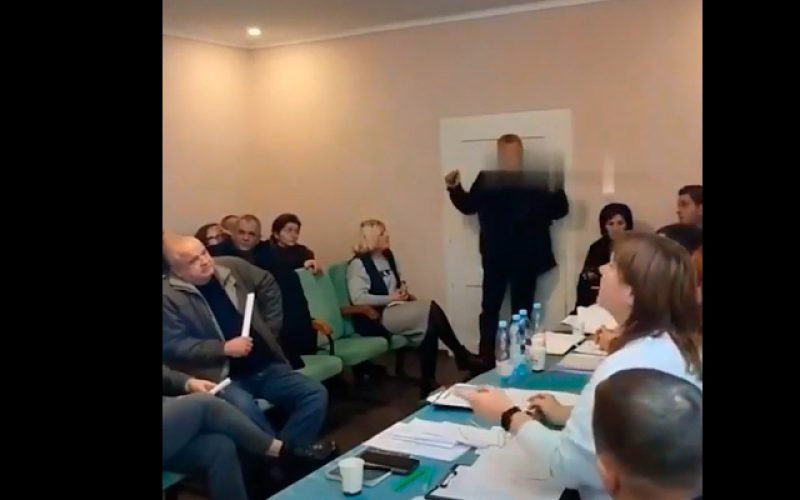 Vídeo: Deputado Atira Granadas em Reunião Fechada