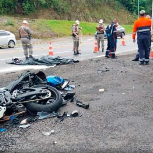 Motorista da Empresa Trans Lovato faz conversão proibida e motociclista morre