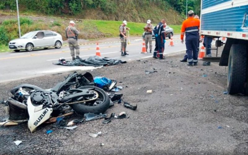 Pimenta Democrática 8 Motorista da Empresa Trans Lovato faz conversão proibida e motociclista morre