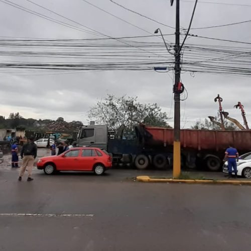 Com coleta terceirizada parada, cidade ficou parte da manhã sem limpeza de entulhos