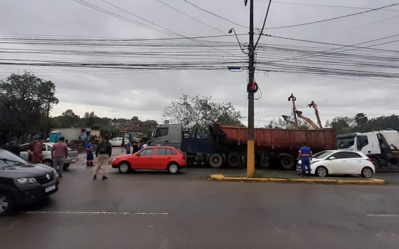 Com coleta terceirizada parada, cidade ficou parte da manhã sem limpeza de entulhos